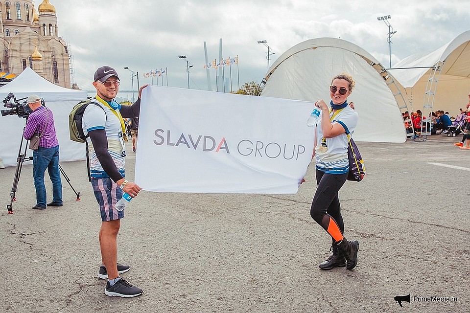 Вячеслав Сорокин и Татьяна Тищенко с флагом Slavda Group. Фото: ИА PrimaMedia