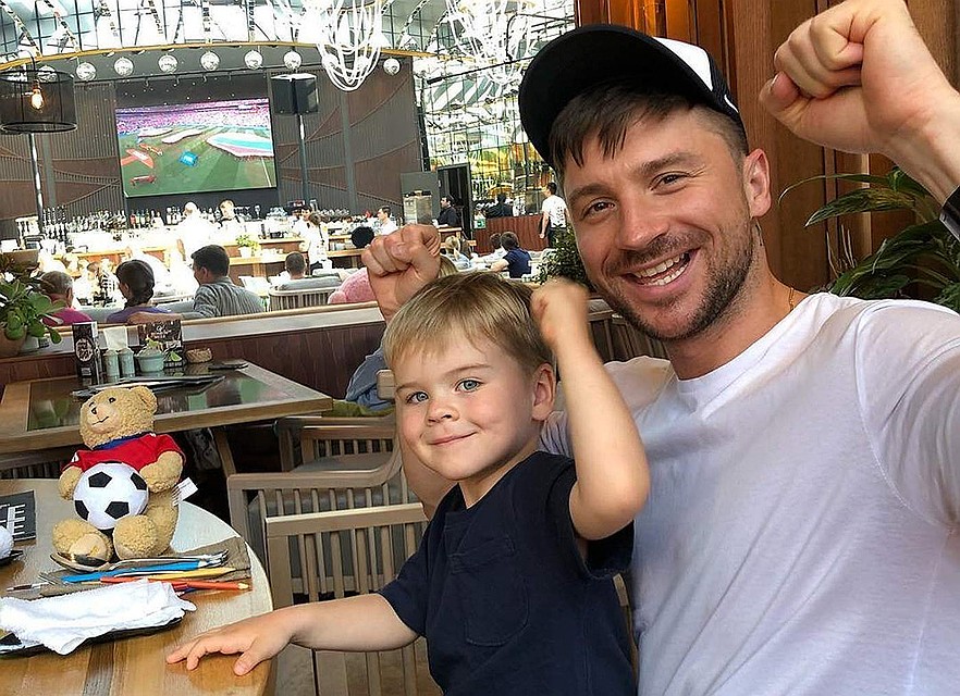 Сергей Лазарев и его сын Никита во время чемпионата мира по футболу 2018 года. Фото: Личная страничка героя публикации в соцсети
