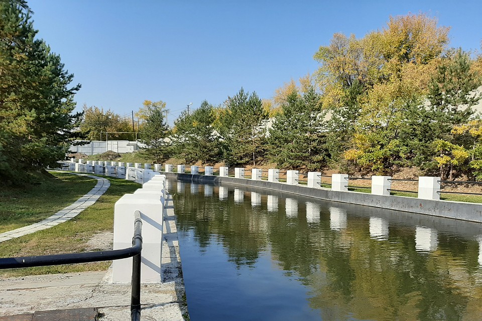 Открытый водоподводящий канал ГЭС. Его длина 120 метров. Фото: Ирина ИСАЕВА