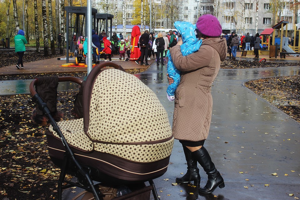 Мамы с малышами - частые гости обновленного парка Фото: Анастасия МАШКАЛЕВА