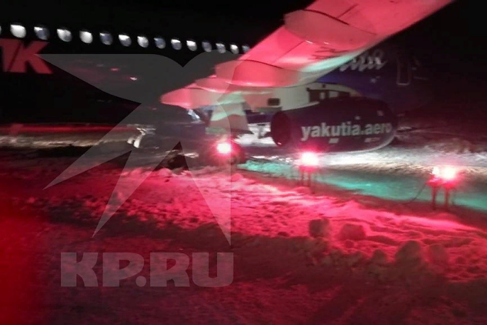 Сейчас опечатанный самолет стоит на взлетно-посадочной полосе. Фото: Комсомольская правда