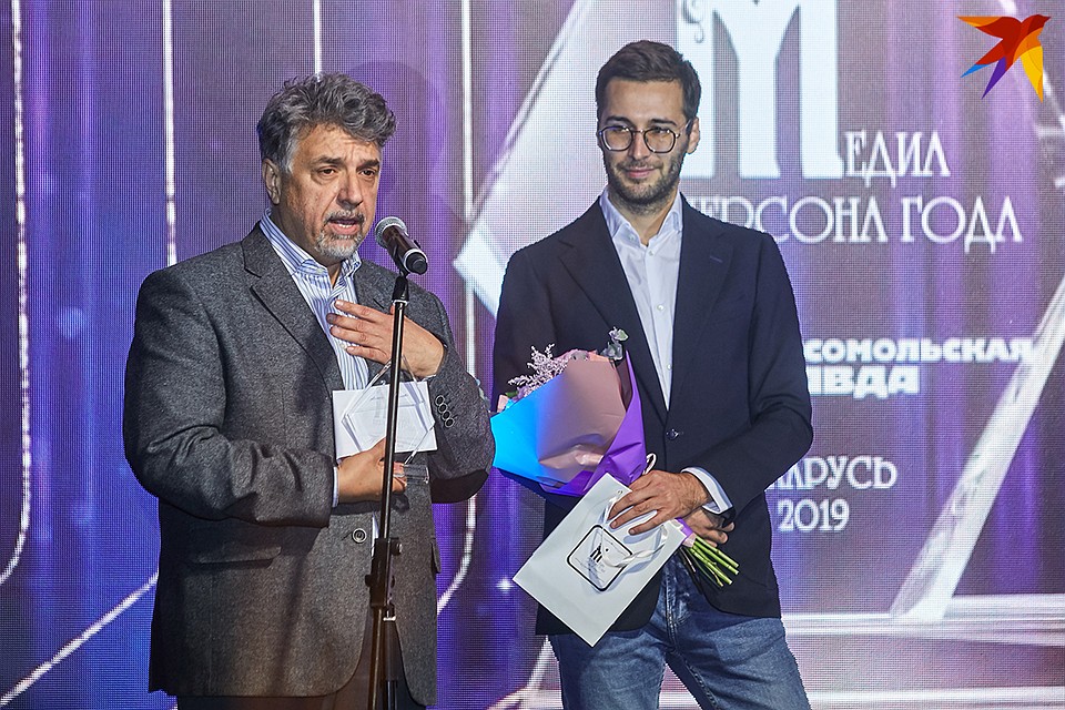 Активист кампании за спасение Осмоловки Андрей Эзерин получил награду из рук столичного блогера Антона Мотолько. Фото: Павел МАРТИНЧИК