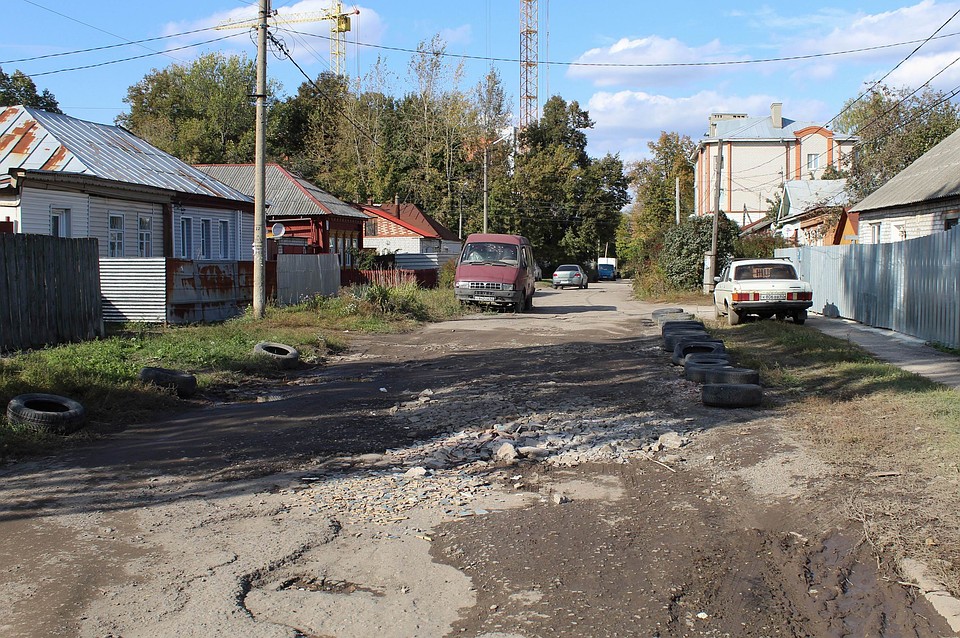 В некоторых местах Совхозная не похожа на городскую улицу Фото: Владимир ФРОЛОВ