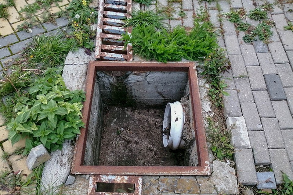 Набережной проржавела даже ливневка. ФОТО: группа "Кстати".