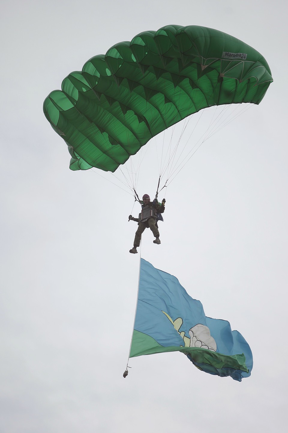 Прыжок десантника с флагом ВДВ в Псковской области. Фото: Андрей СТЕПАНОВ