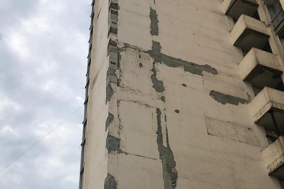 Фасад дома печати испещрен "ранами". Фото: Илона Калмыкова