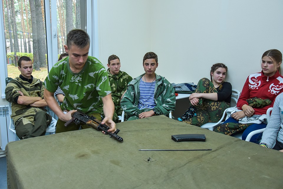 Обращаться с оружием курсантов учили на занятиях. Фото: Алена МАРТЫНОВА