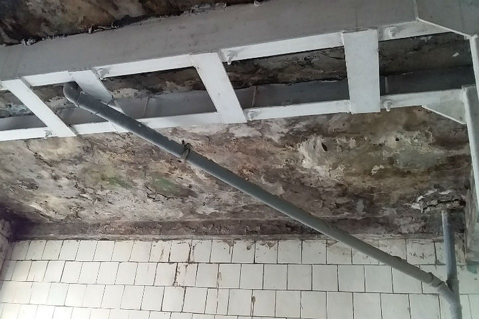 Потолок в доме поддерживает специальная металлическая конструкция. Фото: Юлия ВАСИЛИШИНА
