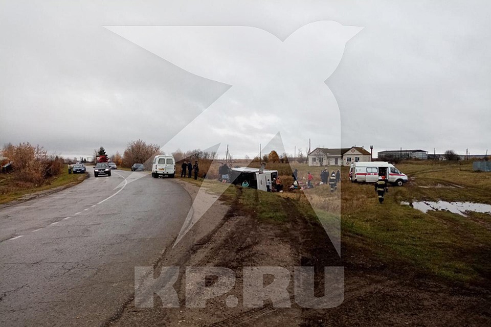 Предварительная причина аварии - мокрая дорога. Фото: Источник КП