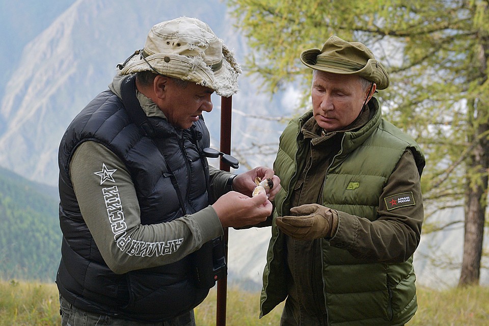 - И шишка сверху, - протянул Путин Шойгу поднятый гриб, на котором действительно примостилась маленькая шишка. Фото: Алексей Дружинин/ТАСС