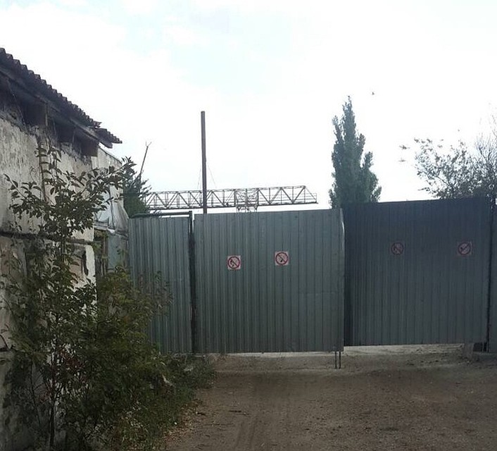 Битумное. Мусоросжигающее предприятие - в метрах от жилого дома. Фото: Виктория Колоскова