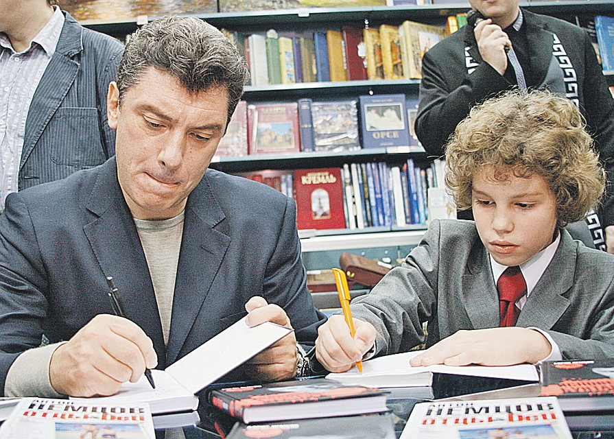 Борис Немцов с сыном Антоном, автором книги «Отцы & Deti, или Записки школьника», раздают автографы в Доме книги. 28 сентября 2007-го. Фото: Игорь КУБЕДИНОВ/ТАСС