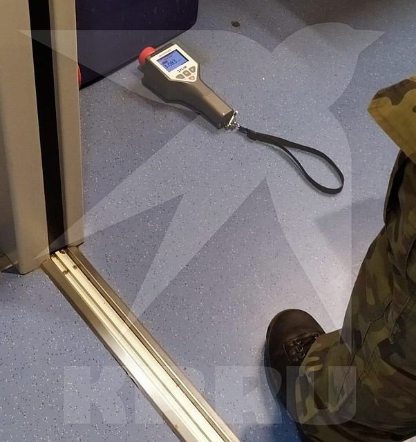 При замерах радиационного фона, который провели спасатели сразу по прибытию поезда на Белорусский вокзал, дозиметр показал, что излучение в вагоне 0,8 мкрз, а у бочка в туалете и под вагоном - 2,2 мкрз.