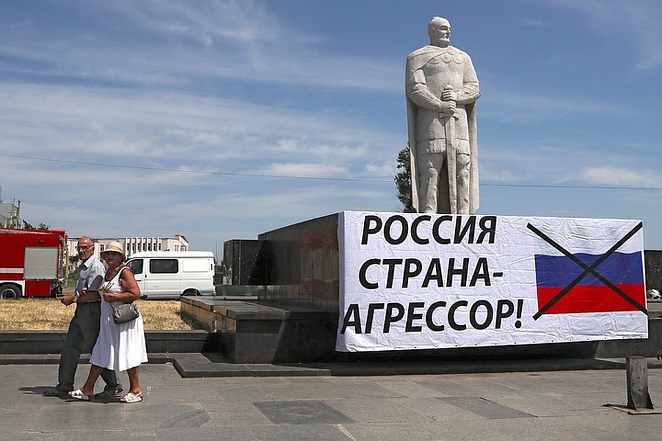 16 июня 2018 года - Мариуполь. На памятнике великому князю Киевскому Святославу официальный плакат киевской пропаганды. А неофициальные надписи «Здесь все равно будет ДНР» регулярно появляются на улицах города. Но их тут же закрашивают. Фото: GLOBAL LOOK PRESS