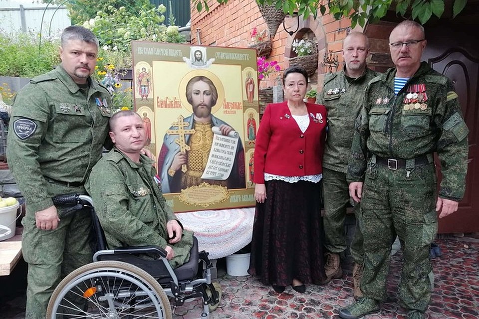 Икона святого Благоверного великого князя Александра Невского создана знаменитыми российскими иконописцами Владимиром и Альбиной Курчаткиными из поселка Мстера в память о погибших воинах Донбасса. Фото: архив Елены Романенко