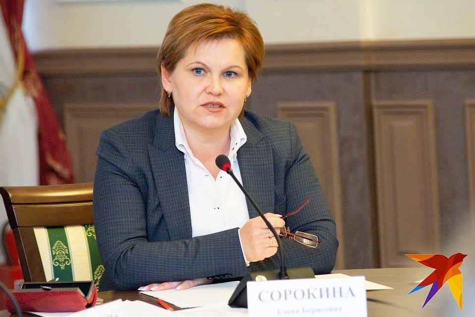 Сити-менеджер Елена Сорокина отметила, что в соответствии с законодательством у мэрии нет полномочий для осуществления госнадзора и контроля в области охраны атмосферного воздуха. Фото Марины РОМАНЕНКО.