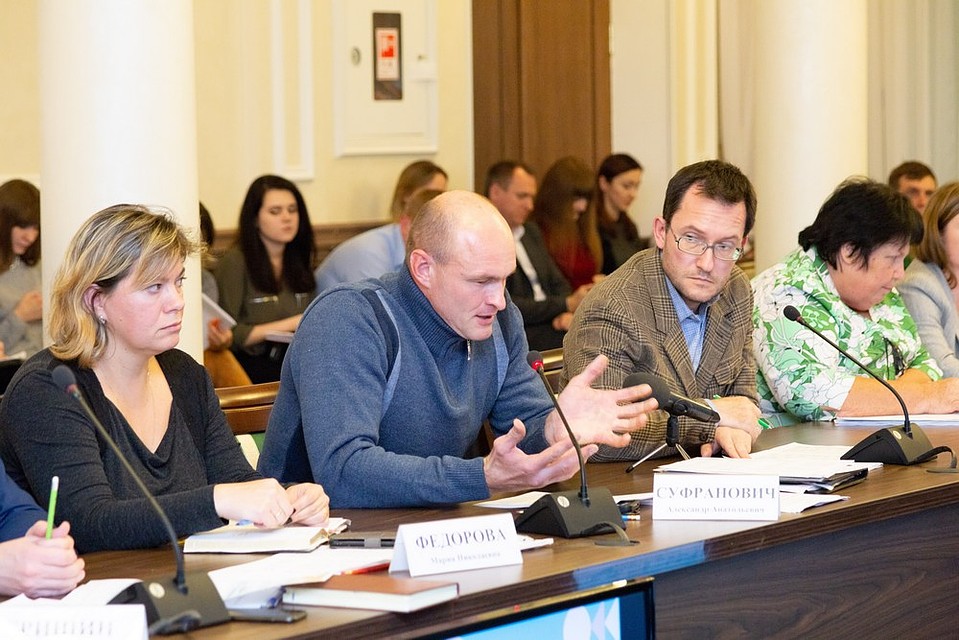 По мнению руководителя РОО Александра Сафрановича, «ежедневные неконтролируемые выбросы и горение несанкционированных свалок – это умышленное загрязнение окружающей среды, нарушение конституции, геноцид и уголовное дело». Фото Марины РОМАНЕНКО.