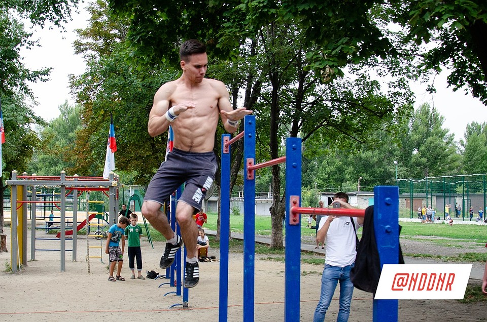 Нормативы ГТО с азартом сдают и дети, и взрослые. Фото Народная Дружина ДНР