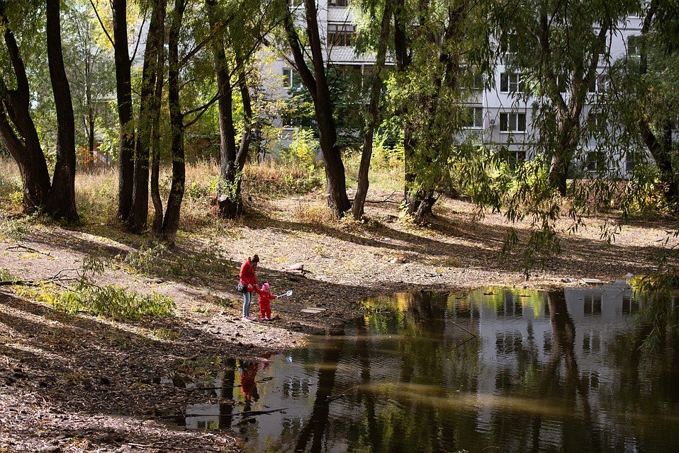 В осеннем парке городском листва кружится, приземляясь прямо на водную гладь Фото: Ксения ТИМОФЕЕВА