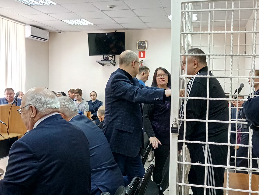 Перед началом заседания у Гудованого была возможность поговорить с адвокатом и супругой Фото: Александра БУДАЕВА