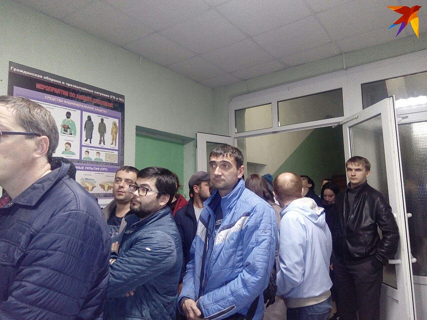 Люди стоят в очередь на регистрацию больше часа Фото: Ольга Симонова