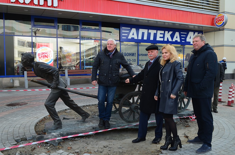 Проводить памятник в Орел пришли многие Фото: Яна ШЕЛЕСТ