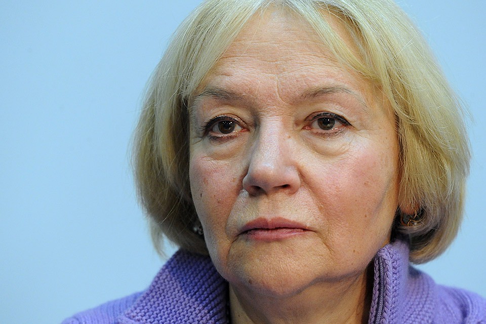 Актриса Елена Санаева во время презентации своих книг "Ролан Быков: я побит, начну сначала!" и "Стихи Ролана Быкова". Фото ИТАР-ТАСС/ Валерий Шарифулин