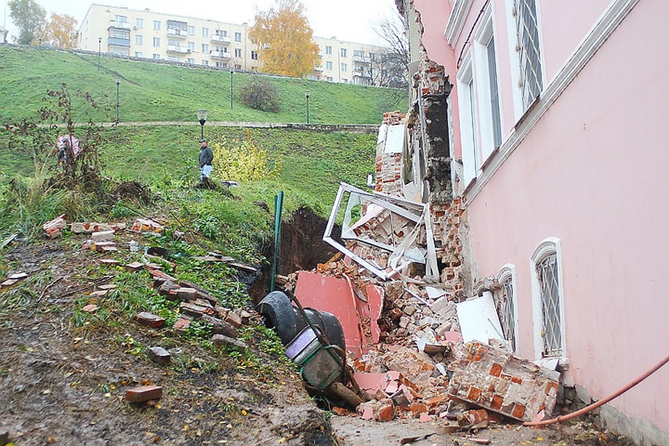 В рамках проверки будут выяснены все обстоятельства обрушения. Фото: Роман ИГНАТЬЕВ