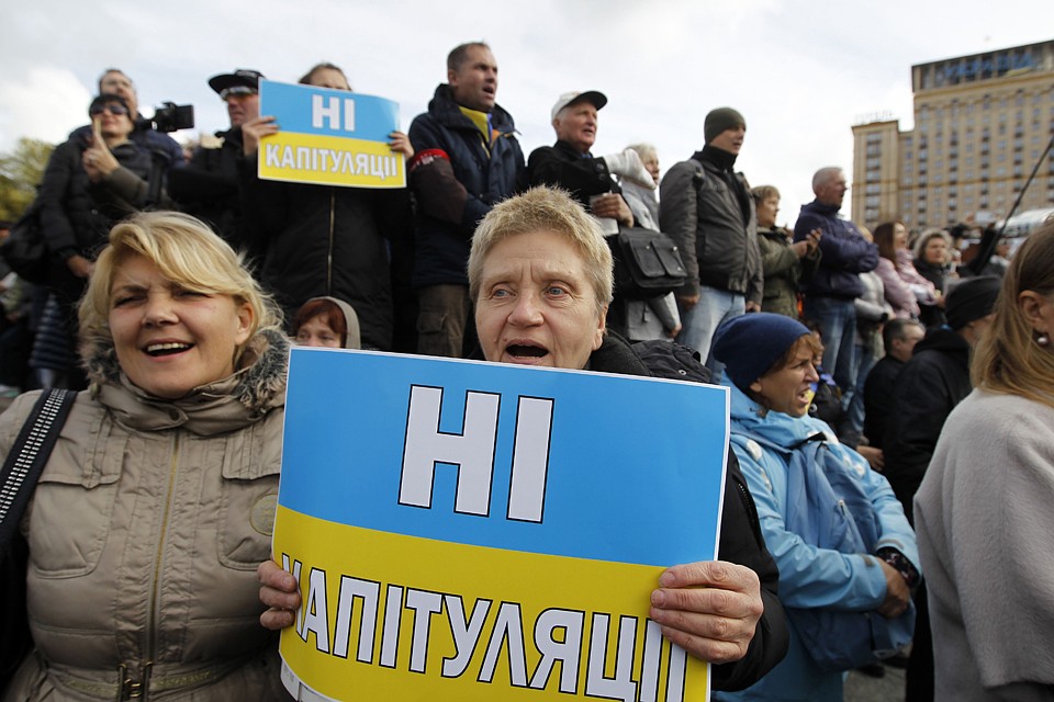 Протестующие на Майдане Незалежности обвиняют Зеленского в капитуляции за подписание «формулы Штайнмайера» Фото: GLOBAL LOOK PRESS