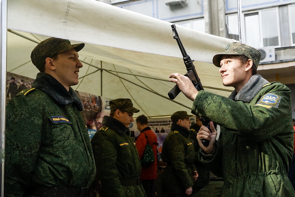Военные показали, как обращаться с оружием Фото: Светлана МАКОВЕЕВА