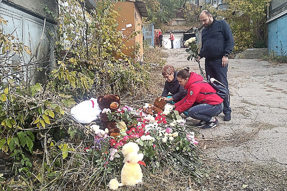Саратов. Мягкие игрушки и цветы у гаража, где было найдено тело ранее пропавшей 9-летней Лизы Киселевой. Фото Алексей Кошелев/ТАСС