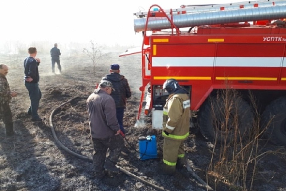 Пожарным удалось ликвидировать возгорание в четырех домах. Фото: ГУ МЧС по НСО