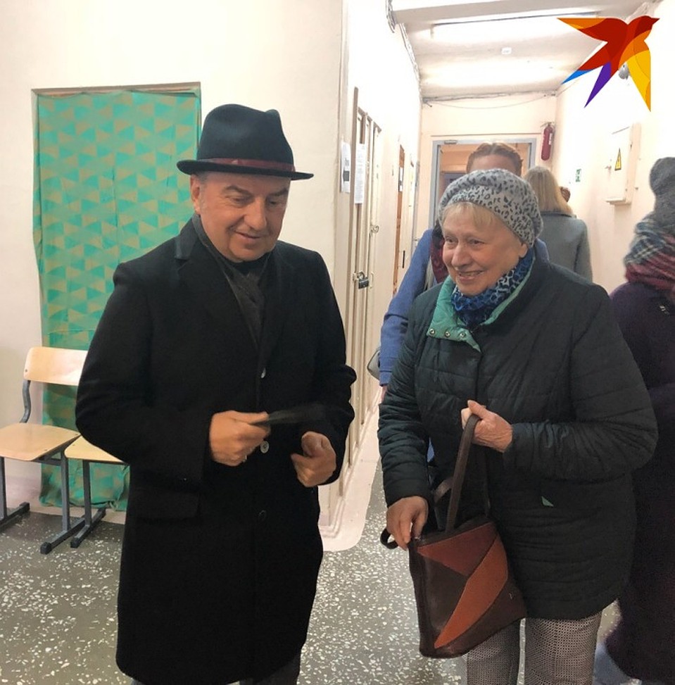Владимир Шахрин лидер группы "Чайф" стоял в очереди вместе со всеми.
