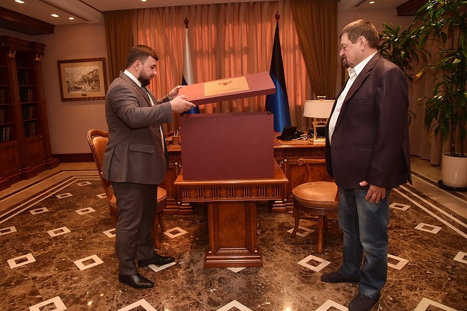 Денис Владимирович отметил, что достижения Леонида Федоровича вызывают огромное уважение и восхищение среди земляков. Фото: denis-pushilin.ru