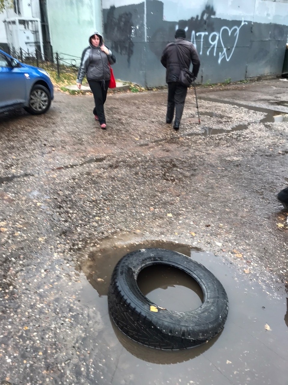 В Твери пенсионер провалился в открытый люк Фото: vk.com/"Подслушано у водителей. Тверь"\Олег Харченко