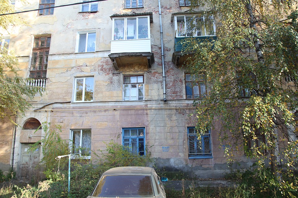 Всех проходящих мимо предупреждают об аварийных балконах. Фото: Юрий КОЗЛОВ