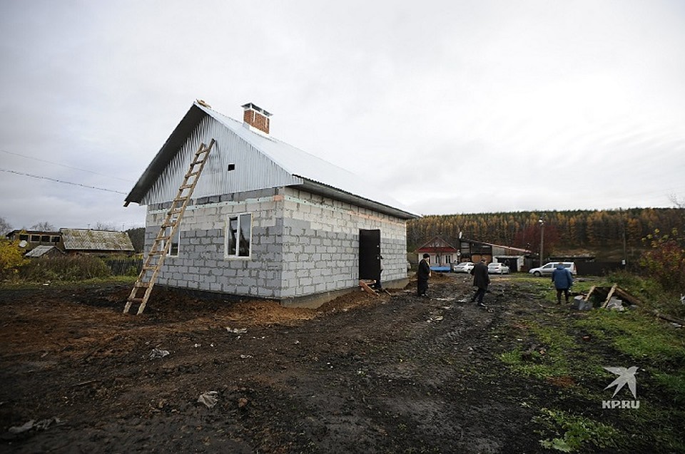На месте сгоревшего дома появился дом в два раза больше. Фото: Алексей БУЛАТОВ