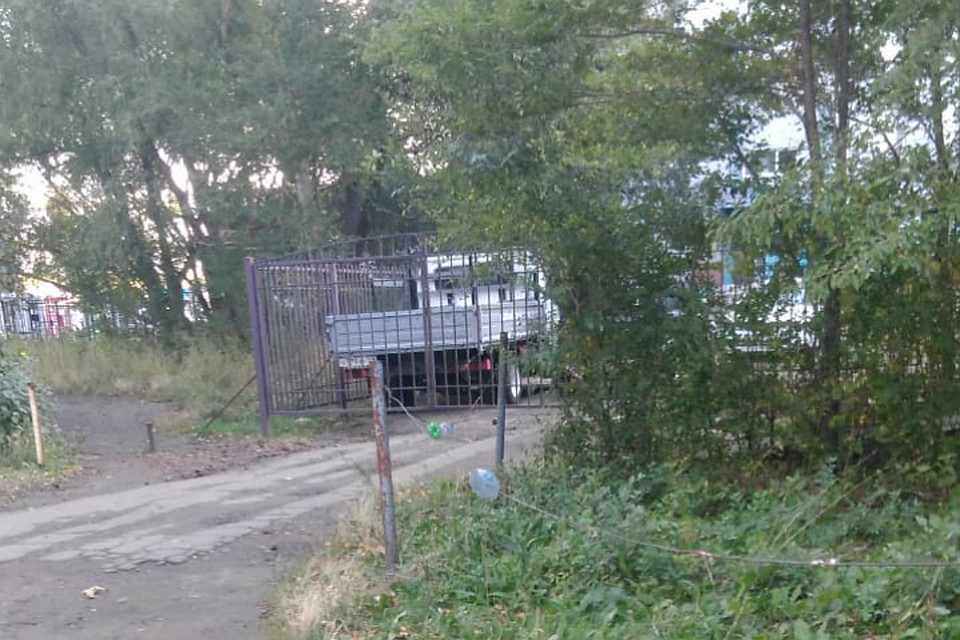 Жильца дома на улице Гашека, 4/1 оказались отрезанными от дороги из-за забора, которым огородили дом на Сибирском проспекте, 12.