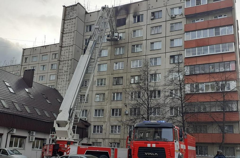 Двух человек эвакуировали при помощи подъемника. Фото: ГУ МЧС России по Челябинской области.
