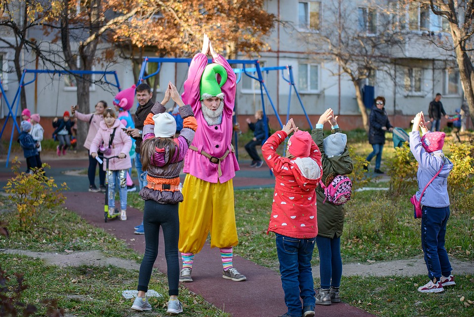 Сквер разделили на несколько функциональных зон: детскую площадку, территорию для занятий спортом, беговую дорожку и аллею для пеших прогулок. Фото: «Восточный Порт»