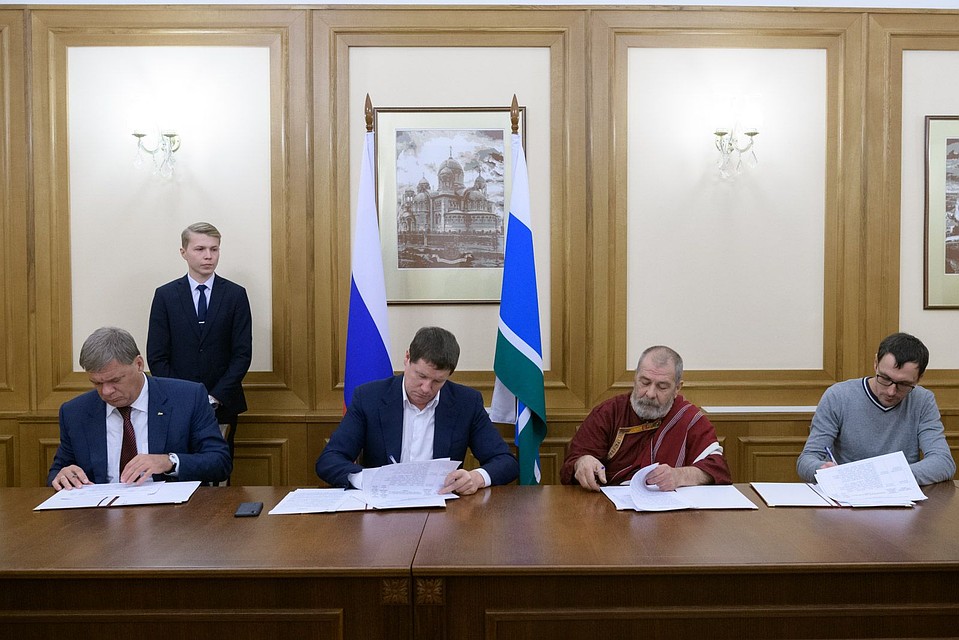 Глава общины Михаил Санников (второй справа) подписал соглашение о переезде буддистов с горы. Фото: Департамент информационной политики Свердловской области