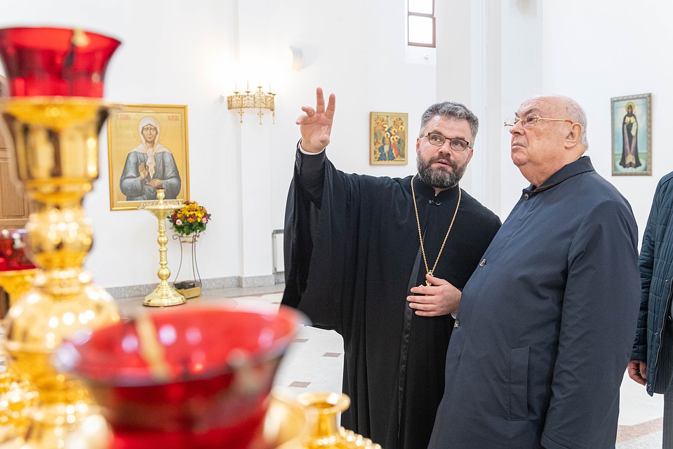 Владимир Ресин (справа) во время посещения недавно построенного храма Матроны Московской на улице Софьи Ковалевской. Фото: Михаил ФРОЛОВ