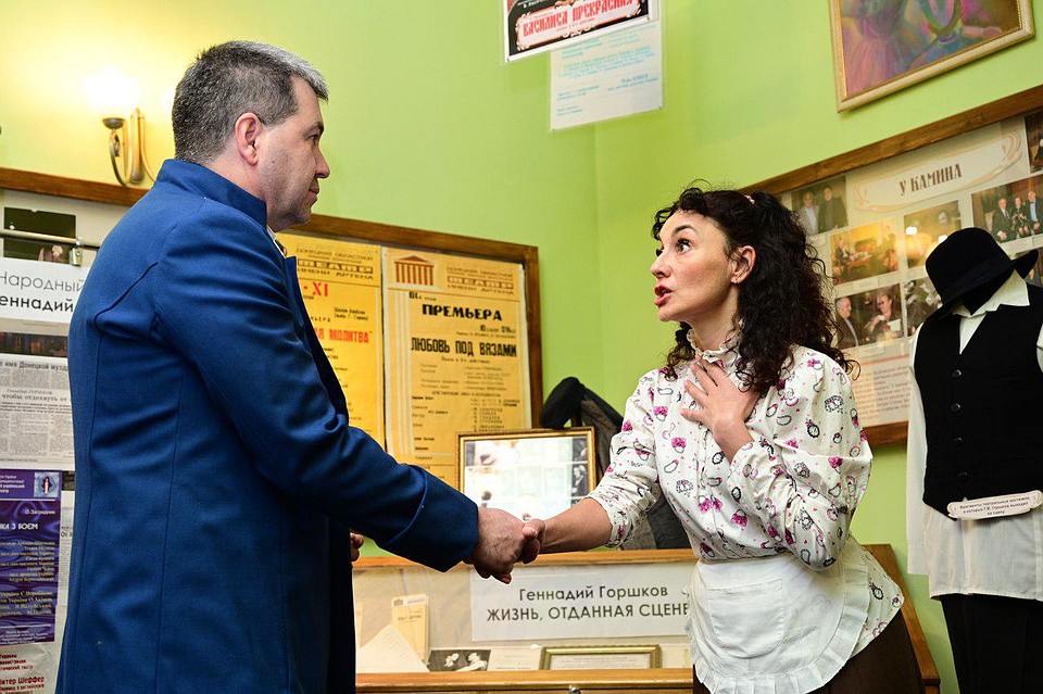 Выставка открылась сценкой в исполнении артистов муздрамы. Фото: muzdrama.ru