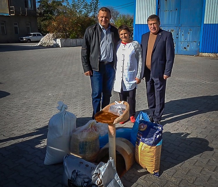 Алексей Кулемзин привез питомцам приюта «4 ЛАПКИ» необходимую помощь. Фото: донецкая горадминистрация