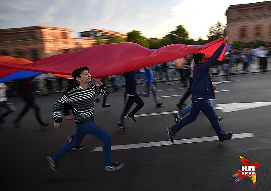 И теперь уже Пашиняну, вполне возможно, предстоит на себе ощутить, что такое хорошо направляемое и проинструктированное недовольное «гражданское общество» Фото: Сергей МЕДВЕДЕВ