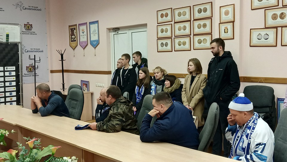 После матча с "Челметом" болельщики встретились с тренером "горожан", чтобы обсудить ситуацию в команде.