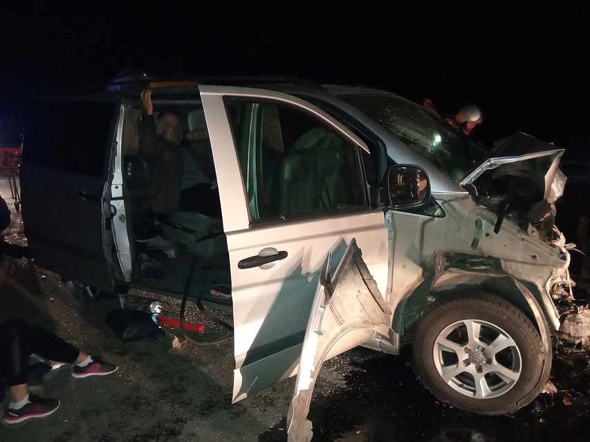 Пассажиров пришлось деблокировать из авто. Фото: пресс-служба МЧС по Крыму