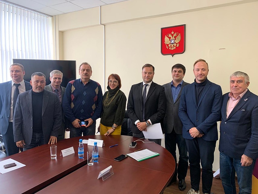 На нем: Участники Круглого стола по грядущим преобразованиям в лесной отрасли Приморья. Фото: Полина Степаненко