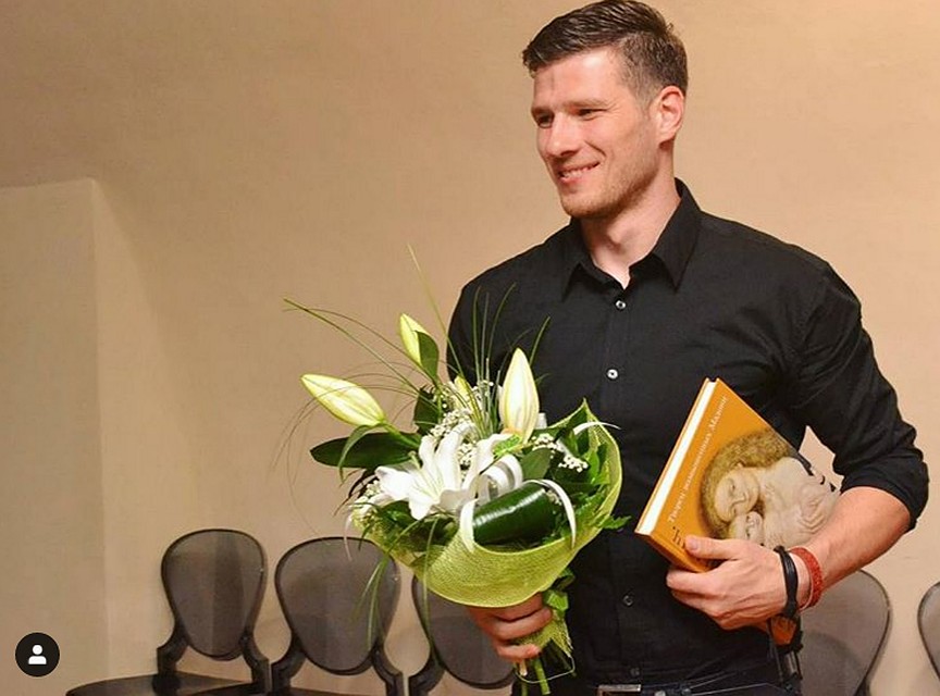 Несколько лет Алексей занимался продвижением творчества отца - живописца Алексея Кузьмича-старшего. В частности, он издал книгу о нем "Творец возвышенных мадонн". Фото: Личный архив