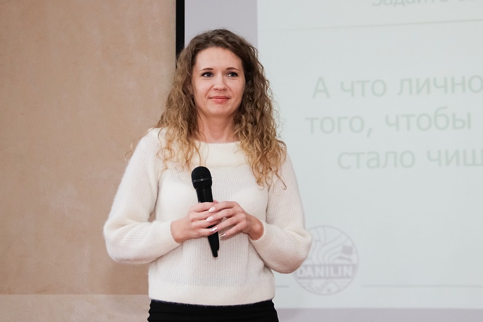 Главный эколог "Теплоэнерго" Юлия Скопец поговорила с ребятами о том, как сделать родной город чище Фото: Василий Вахрин
